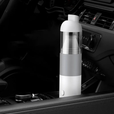 Aspirateur voiture puissant posĂ© sur la console centrale â design compact et pratique