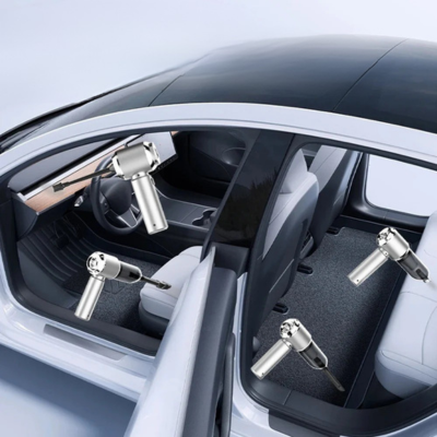 Aspirateur de voiture sans fil sur les sièges, tapis et tableau de bord