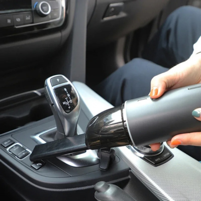 aspirateur voiture puissant sans fil nettoie console centrale vers levier