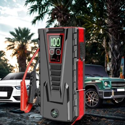 chargeur batterie booster devant deux belle voitures a-cote palmiers