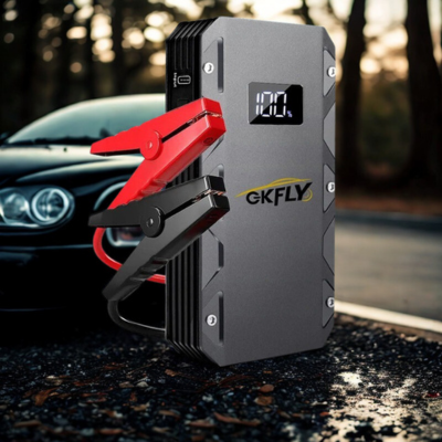 chargeur batterie booster devant voiture noir
