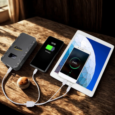 chargeur batterie booster pose sur table marron charge telephone ipad
