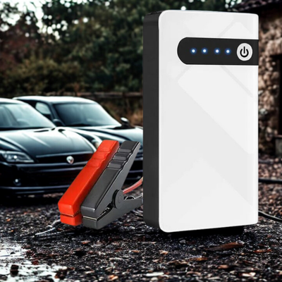 chargeur booster batterie blanc devant deux belles voitures