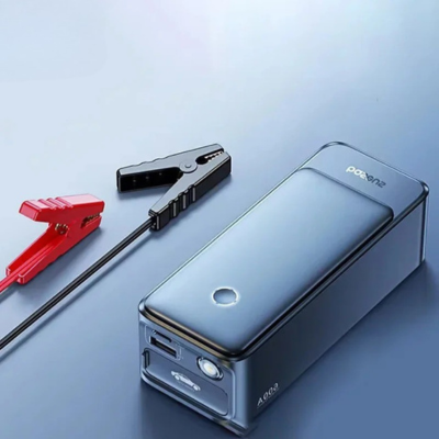 chargeur booster batterie pose dans fond bleu