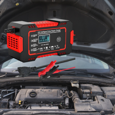 chargeur de batterie voiture sous le capot de la voiture