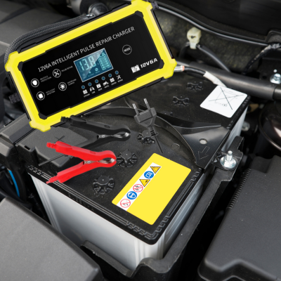 chargeur de batteries de voiture maniable qu n peut utiliser facilement sous le capot de la voiture