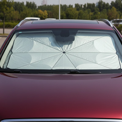 Pare-soleil CoolDrive™ installé sur voiture rouge, protection efficace contre le soleil