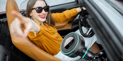 transmetteur-fm-bluetooth-femme -voiture-heureuse
