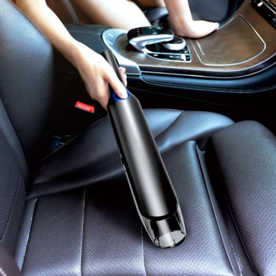 Aspirateur Auto Sans Fil en action siège voiture
