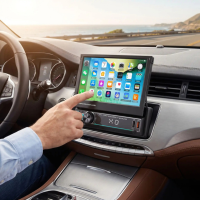 Conducteur utilisant l'écran tactile de l'autoradio Android Auto sans fil