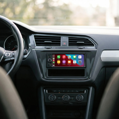 Autoradio Bluetooth voiture affichant les applications CarPlay sur l'écran tactile HD