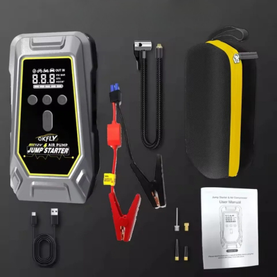 Booster batterie voiture avec accessoires rangés dans une boîte compacte, kit de démarrage auto pratique et organisé.