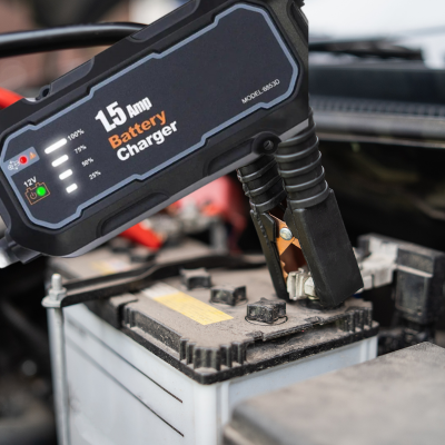 Chargeur-Batterie-de-Voiture-affiche-niveau-de-charge