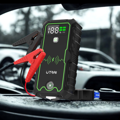 Chargeur batterie de voiture en cours d'utilisation câbles rouges et noirs connectés aux bornes sous le capot 