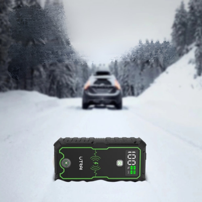 Chargeur batterie de voiture pré à charger la batterie d une voiture en saison hivernal avec la neige