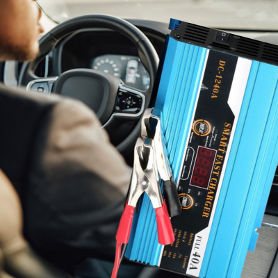 Chargeur-Batterie-de-Voiture-pratique