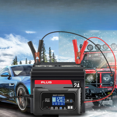 Chargeur de batterie pour voiture branche a une voiture pendant la recharge, cables connectes aux bornes de la batterie