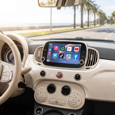 Vue du dessus de l'écran carplay voiture intégré au tableau de bord de la FIAT 500 Abarth