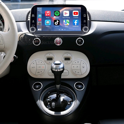 Écran carplay voiture Android 8 pouces installé sur le tableau de bord d'une FIAT 500 Abarth