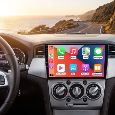 Écran carplay voiture installé sur le tableau de bord d'une Suzuki Alto avec menu CarPlay affiché
