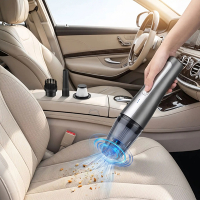 Mini aspirateur sans fil aspirant les miettes sur un siège de voiture beige