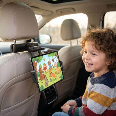 Support tablette voiture siege arriere enfant souriant
