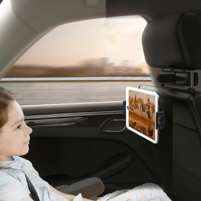 Support tablette voiture siege arriere jeune fille regarde tablette