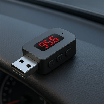 Transmetteur FM Bluetooth posé sur tableau de bord avec affichage de fréquence, connexion téléphone et musique voiture