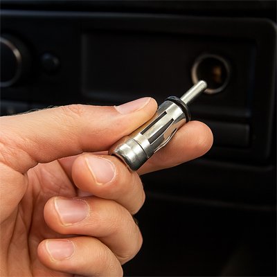 Adaptateur-pour-antenne-autoradio-francais