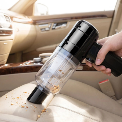 Aspirateur spécial voiture aspirant les miettes sur un siège en cuir beige
