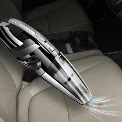 aspiration forte des miettes sur le siege de la voiture grace a l aspirateur voiture sans fil