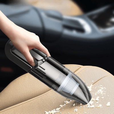Aspirateur voiture puissant rechargeable aspirant les miettes sur un siège beige