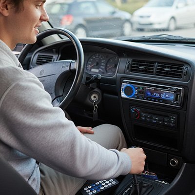 autoradio-bluetooth-haute-performance-Homme-heureux