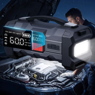 Lampe LED du booster batterie PowerStart 4000A éclairant un moteur de nuit