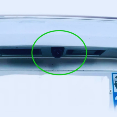 Caméra de recul Clio 5 au design discret offrant une vision arrière claire.