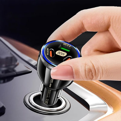 chargeur allume cigare mis par main droite femme dans prise allume cigare