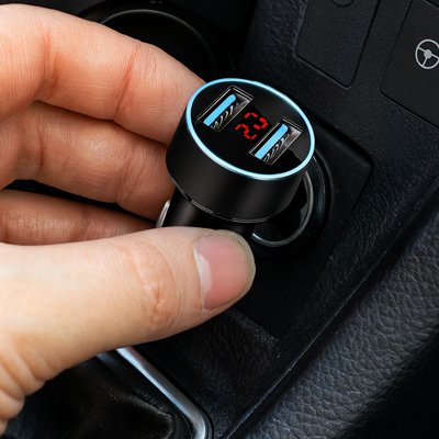 chargeur allume cigare rapide pris par main homme