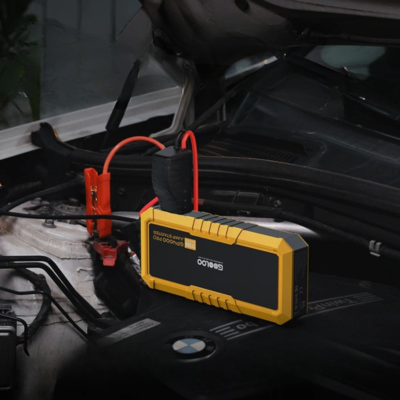 chargeur batterie booster brancher sous capot automobile