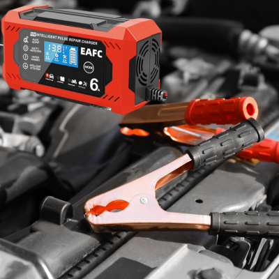 chargeur de batterie voiture sur la batterie de la voiture