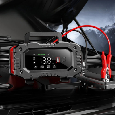 chargeur de batterie voiture multiples modes en train de charger la batterie de la voiture