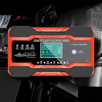 chargeur de batterie voiture avec ecran LCD et pose sur le moteur de a voiture