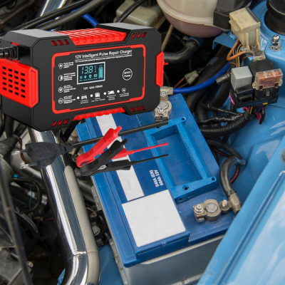 chargeur de batterie voiture sur la batterie de la voiture