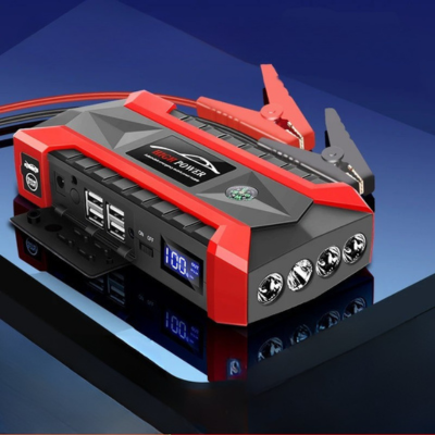 Chargeur de batterie voitures posé sur une table, design compact et pratique pour véhicules essence et diesel.