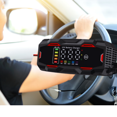 Femme satisfaite après dépannage avec chargeur de batteries de voiture portable