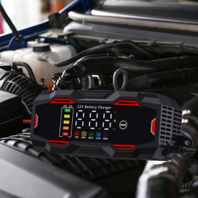 Chargeur de batteries de voiture en action sous le capot