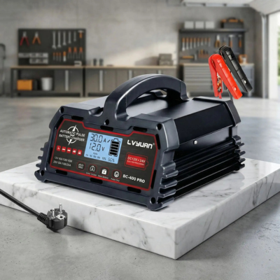 chargeur de batteries de voiture expose sur marbre