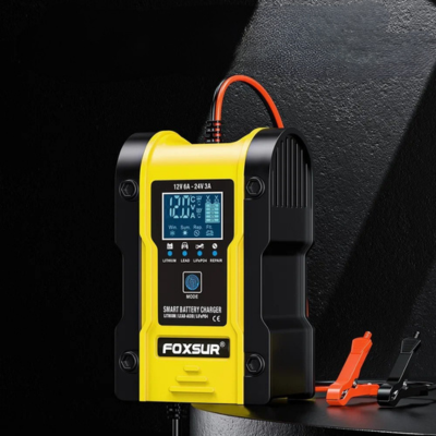 chargeur de batteries de voiture jaune poer sur fond noir