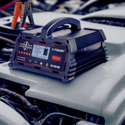 Chargeur de batteries de voiture noir avec écran LCD posé sur le moteur - Modèle intelligent 12V/24V