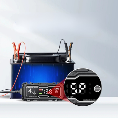 Chargeur voiture batterie intelligent en action avec batterie en charge zoom sur l’écran LCD affichant le mode "5P" pour une performance de charge optimisée
