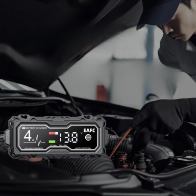 chargeur voiture batterie poser sur le moteur de la voiture avec un affichage bien clair